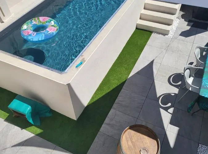 Maison de campagne individuelle piscine et patio